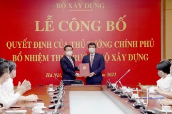 Trao Quyết định cho Thứ trưởng Bùi Hồng Minh