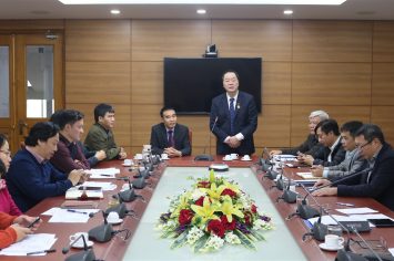 Trao Kỷ niệm chương Vì sự nghiệp ngoại giao Việt Nam tặng lãnh đạo Viện Kinh tế xây dựng