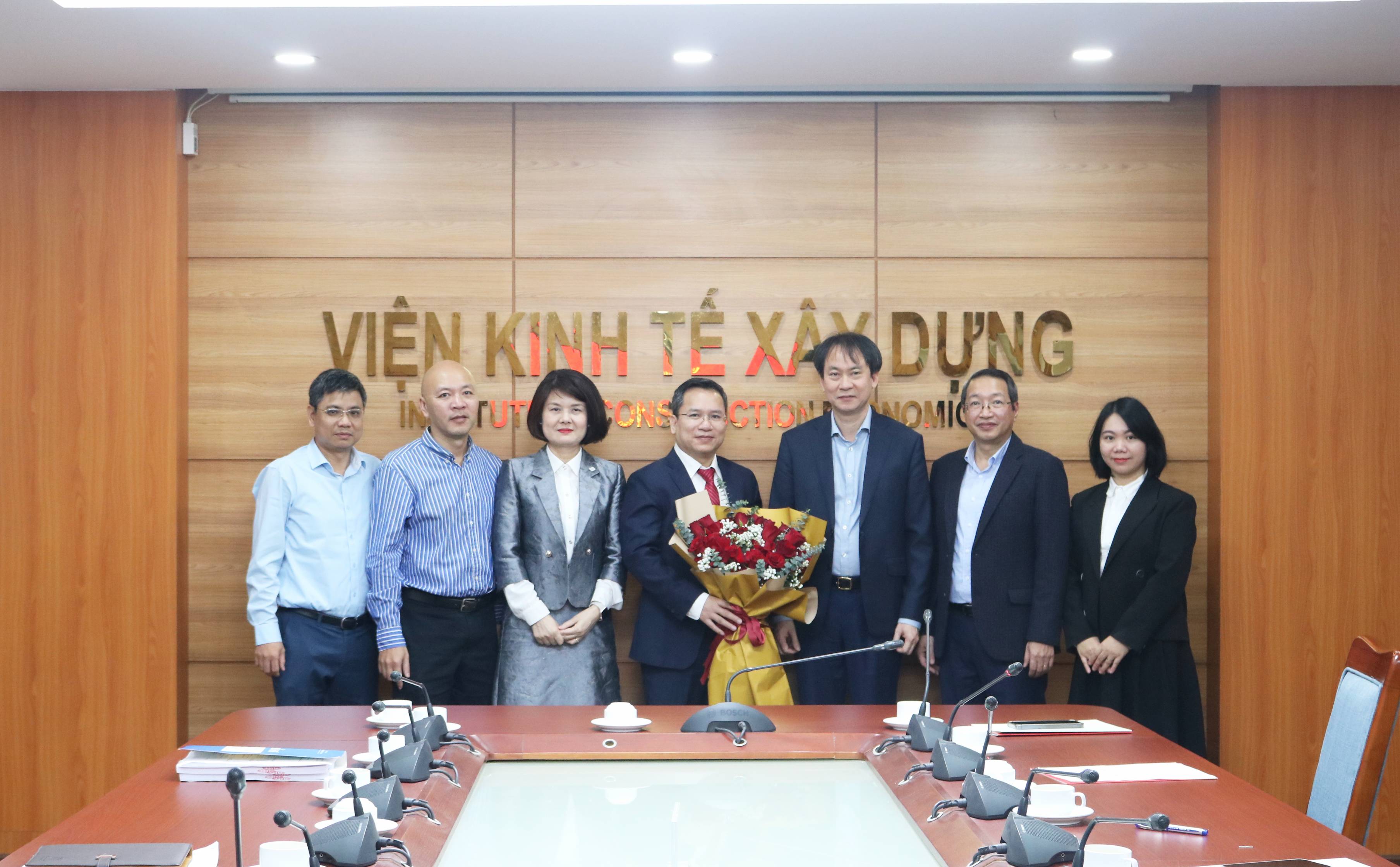 Công bố và trao quyết định bổ nhiệm Phó Viện trưởng Viện Kinh tế xây dựng