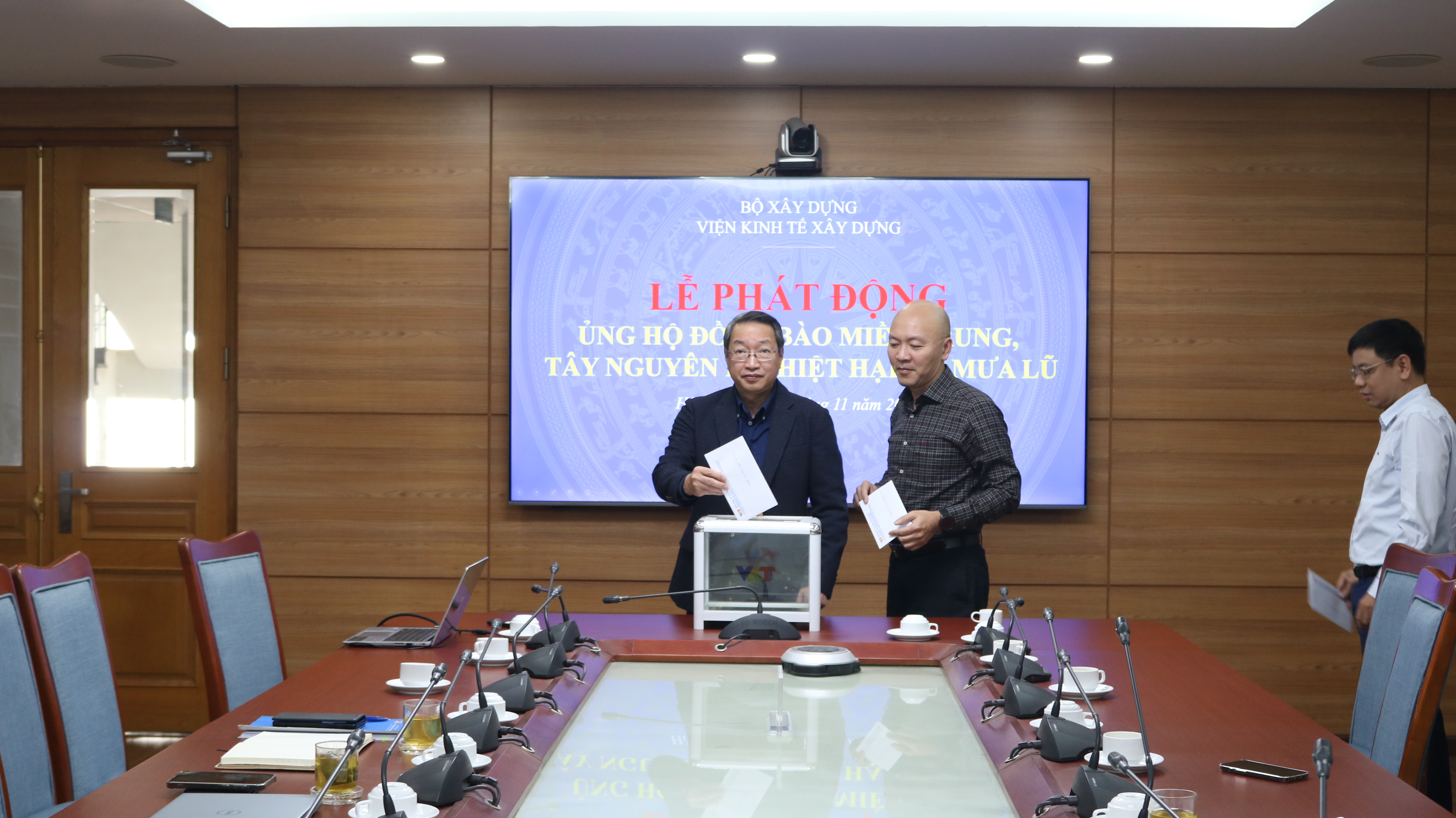 Viện Kinh tế xây dựng ủng hộ đồng bào miền Trung – Tây Nguyên bị lũ lụt