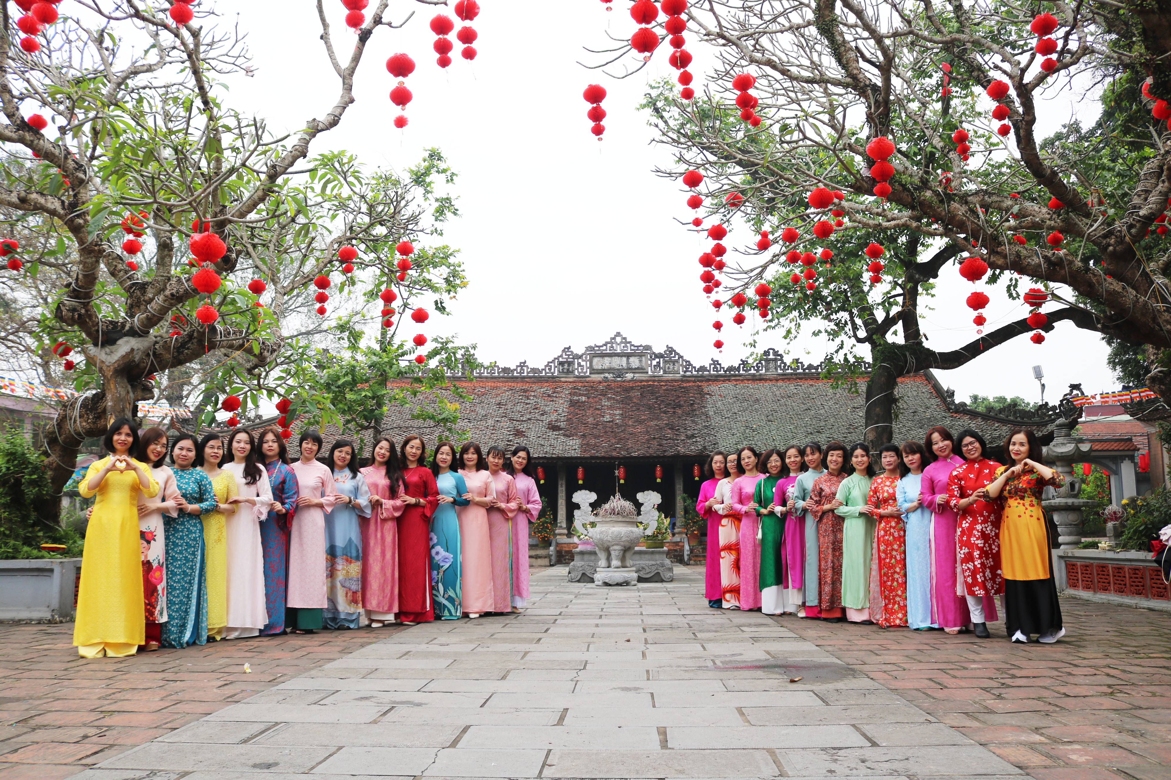 Nữ viên chức người lao động Viện Kinh tế xây dựng hưởng ứng Tuần lễ Áo dài trong hành trình trải nghiệm văn hóa chào mừng ngày Quốc tế Phụ nữ 08/3