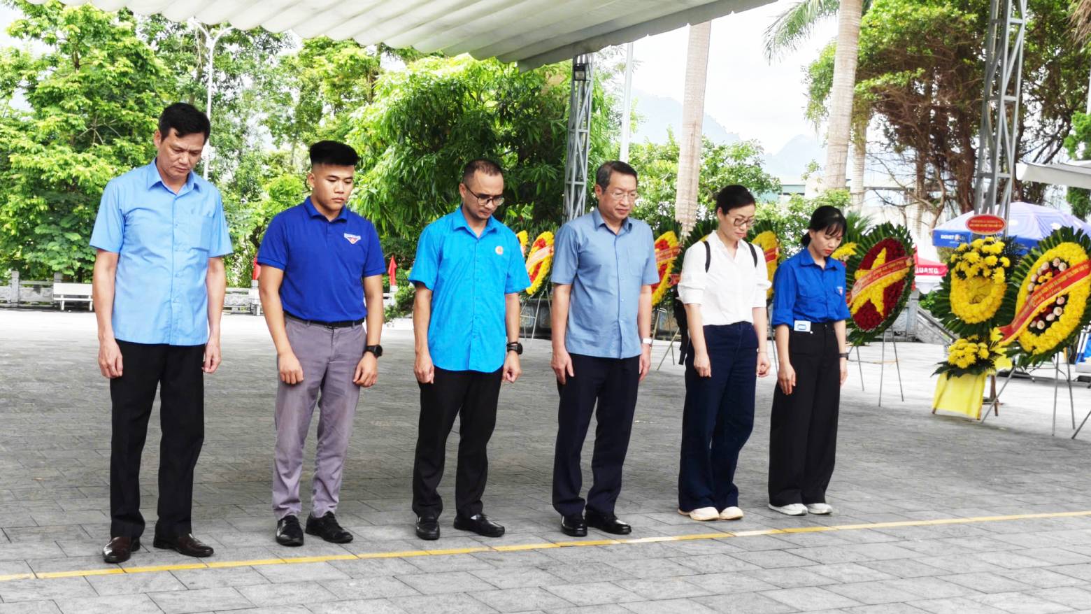 Đoàn công tác Viện Kinh tế xây dựng dâng hương tại Nghĩa trang Liệt sĩ Quốc gia Vị Xuyên