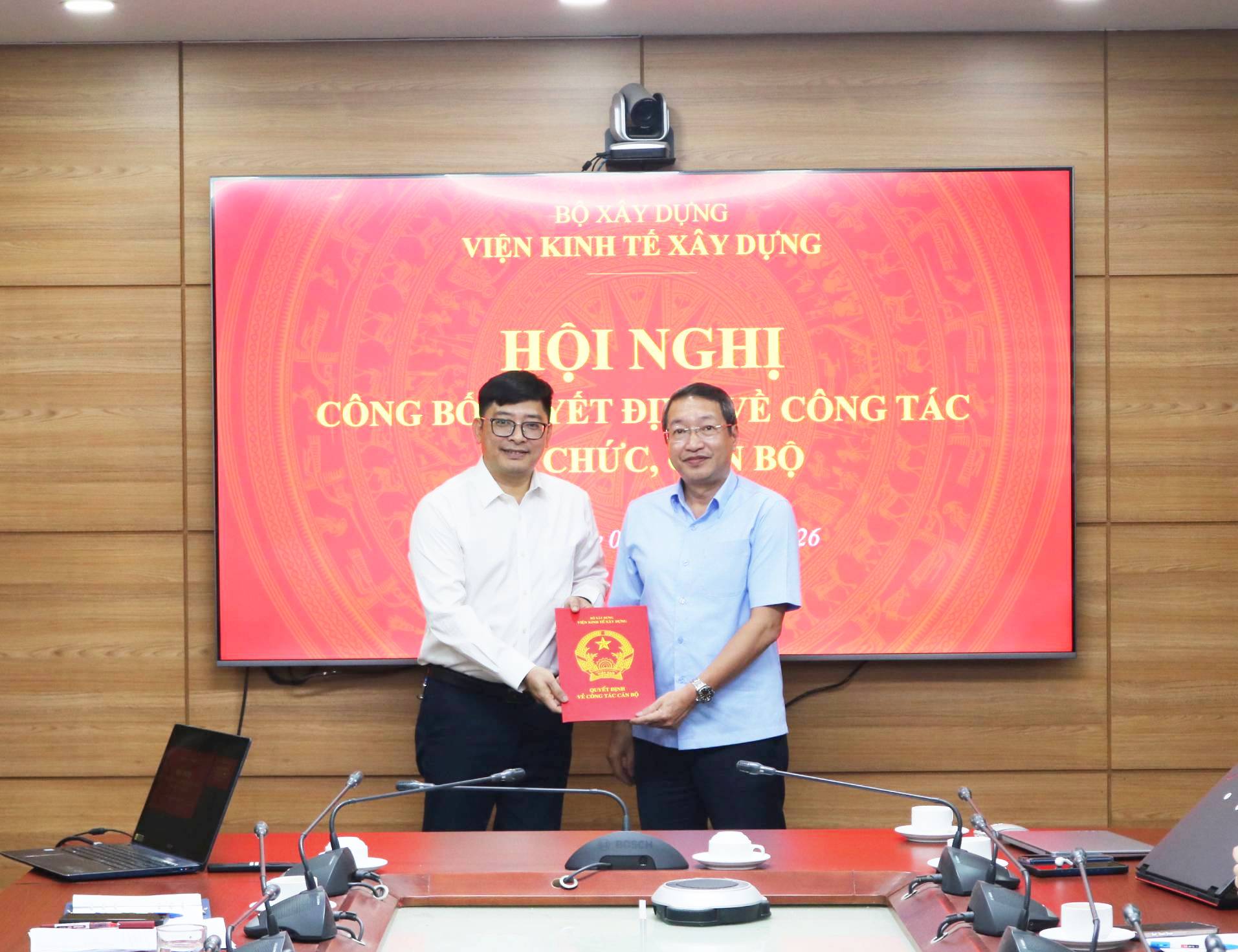 Công bố và trao quyết định bổ nhiệm Trưởng phòng Nghiên cứu hợp đồng xây dựng