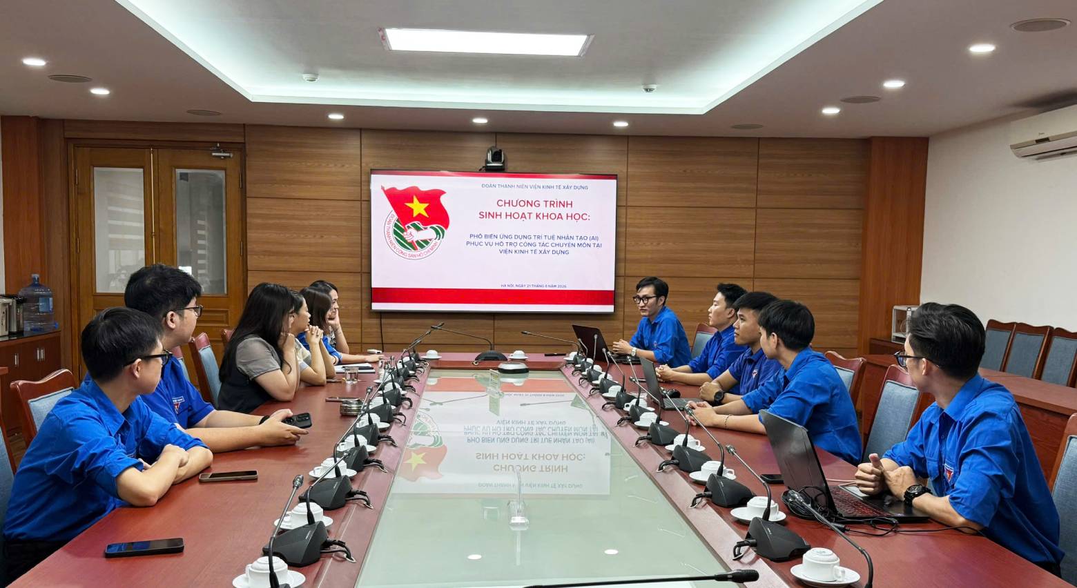 Đoàn Thanh niên Viện Kinh tế xây dựng: Tổ chức các hoạt động tri ân và đẩy mạnh phong trào “Bình dân học vụ số” bằng Trí tuệ nhân tạo (AI)