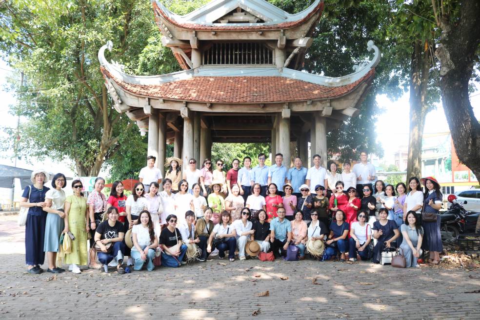Nữ viên chức, người lao động Viện Kinh tế xây dựng tham gia chương trình tham quan văn hóa và hưởng ứng Tuần lễ Áo dài chào mừng Ngày 20/10